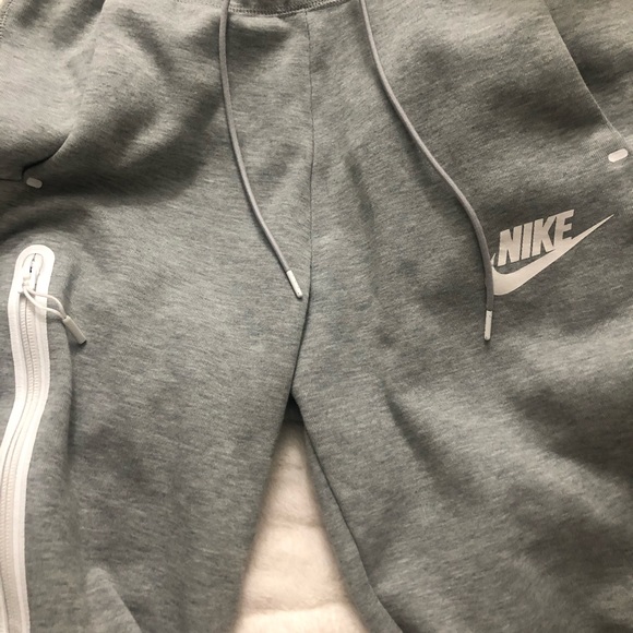 Nike Tech Fleece Joggers - Picture 2 of 3